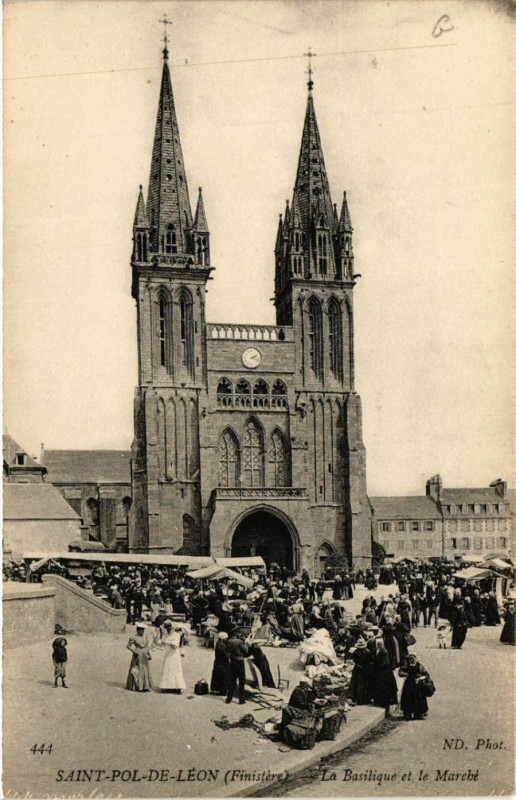 Carte postale ancienne Saint-Pol-de-Leon (Finistere) - La Basilique et le Marché