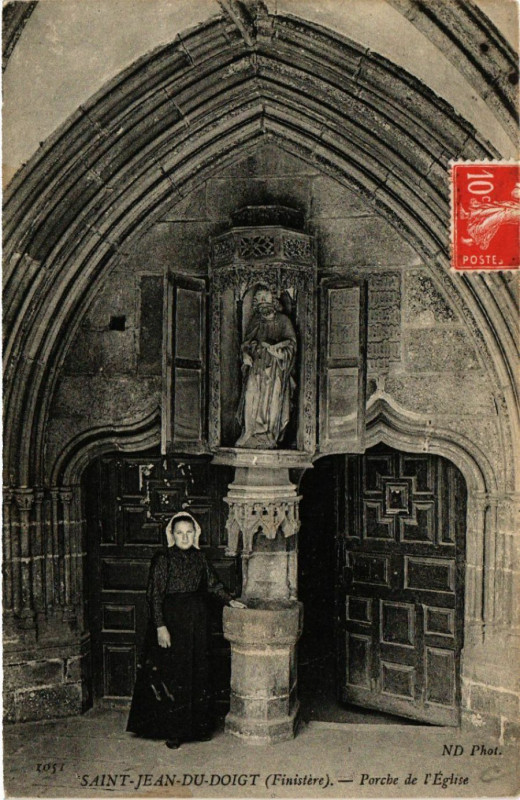 Carte postale ancienne Saint-Jean-du-Doigt (Finistere) - Porche de l'Eglise à Saint-Jean-du-Doigt