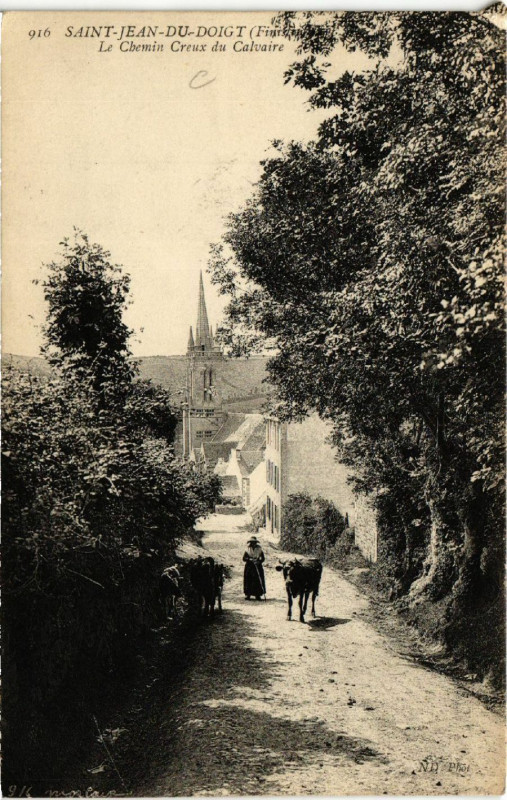 Carte postale ancienne Saint-Jean-du-Doigt (Finistere) - Le Chemin Creux du Calvaire à Saint-Jean-du-Doigt