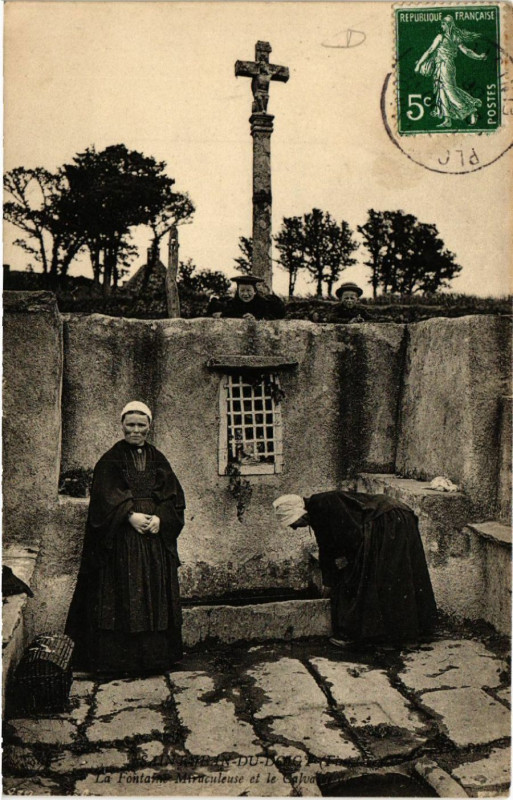 Carte postale ancienne Saint-Jean-du-Doigt (Finistere) - La Fontaine Miraculeuse et à Saint-Jean-du-Doigt
