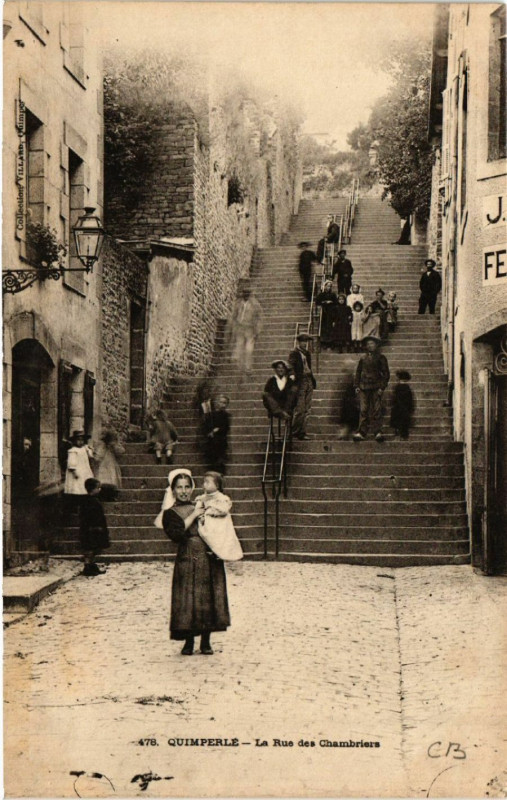 Carte postale ancienne Quimperle - La Rue des Chambriers à Quimperlé