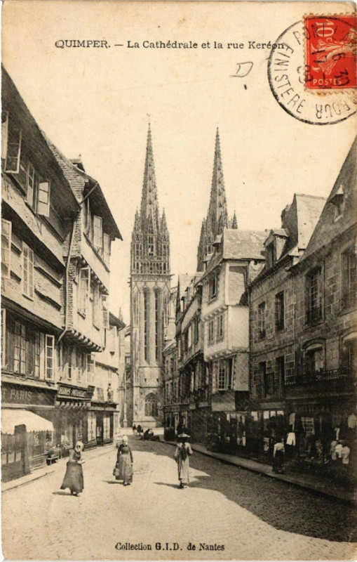 Carte postale ancienne Quimper - La Cathédrale et la rue Keréon à Quimper