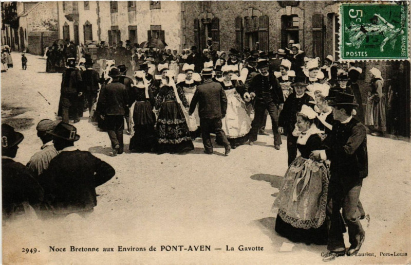 Carte postale ancienne Noce Bretonne aux Env. de Pont-Aven - La Gavotte à Pont-Aven