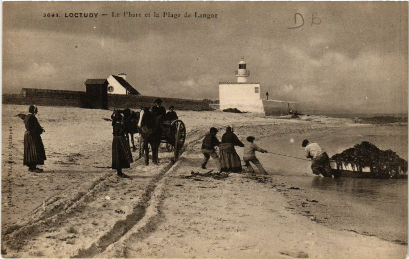 Carte postale ancienne Loctudy - La Phare et la Plage de Langoz à Loctudy