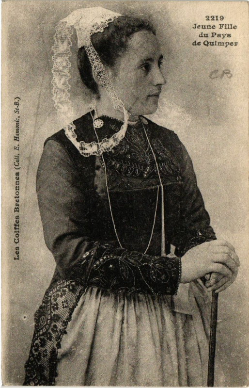 Carte postale ancienne Les Coiffes Bretonnes - Jeune Fille du Pays du Quimper à Quimper
