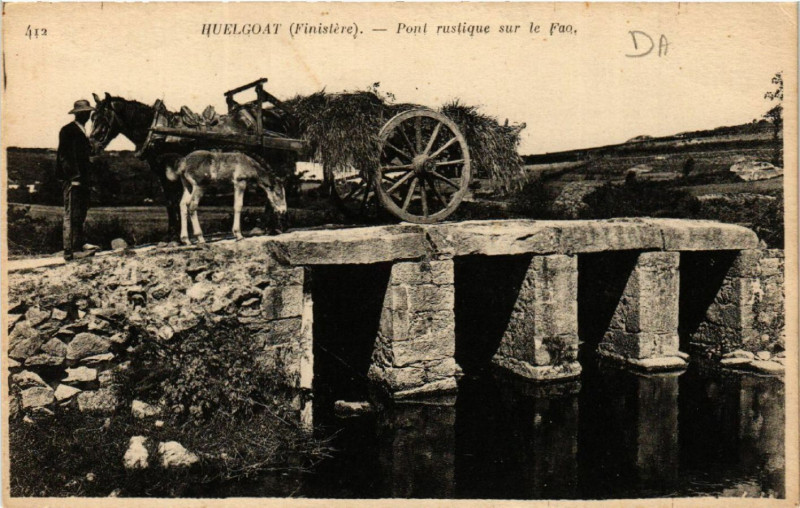 Carte postale ancienne Huelgoat (Finistere) - Pont rustique sur le Fao à Huelgoat
