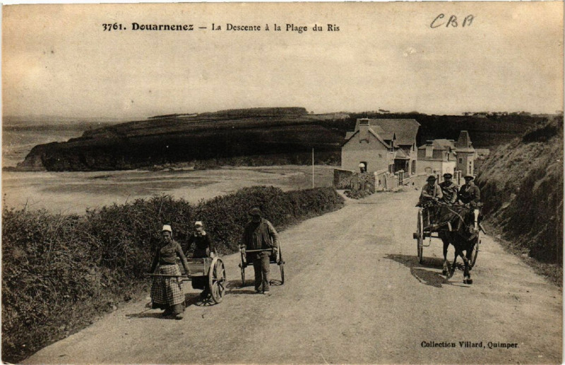 Carte postale ancienne Douarnenez - La Descente a la Plage du Ris à Douarnenez