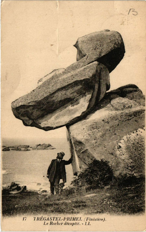 Carte postale ancienne Tregastel - Primel (Finistere) - Le Rocher décupité
