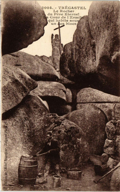 Carte postale ancienne Tregastel - Le Rocher du Pere Eternel - La Cour de l'Ermit...