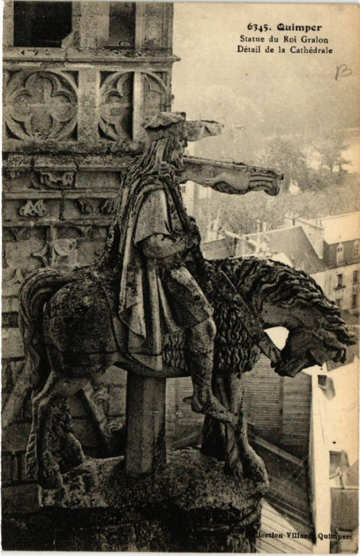 Carte postale ancienne Quimper - Statue du Roi Gralon - Détail de la Cathédrale à Quimper