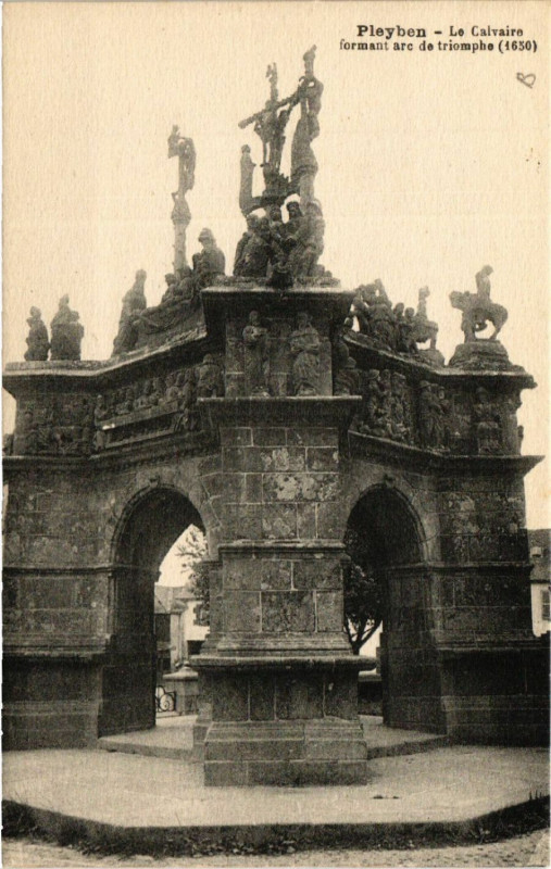 Carte postale ancienne Pleyben - Le Calvaire formant arc de triomphe (1650) à Pleyben