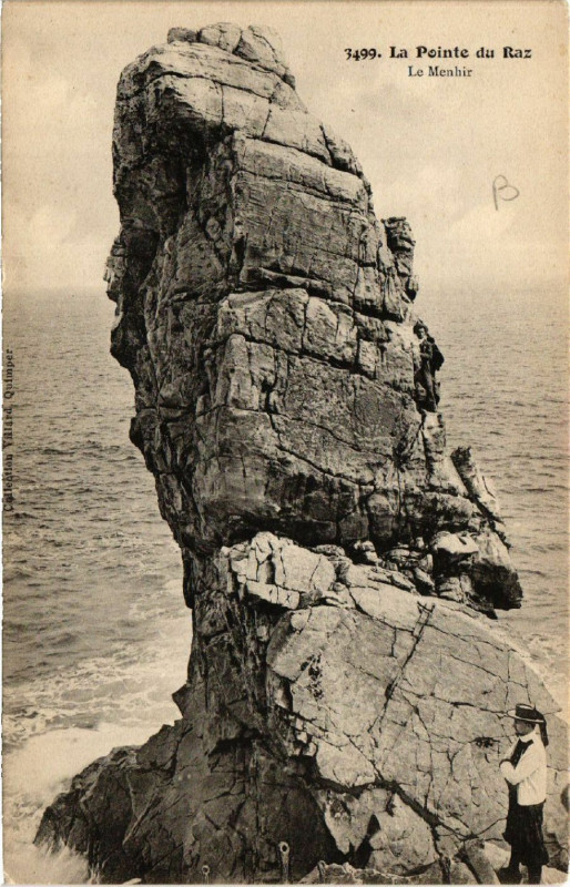 Carte postale ancienne La Pointe du Raz - Le Menhir