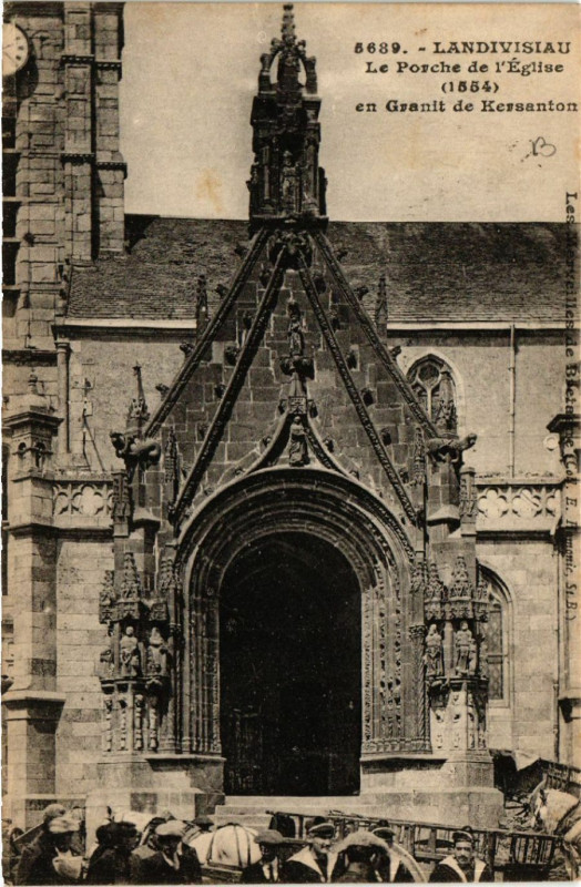 Carte postale ancienne Landivisiau - Le Porche de l'Eglise (1554) en Granit de Kersanton à Landivisiau