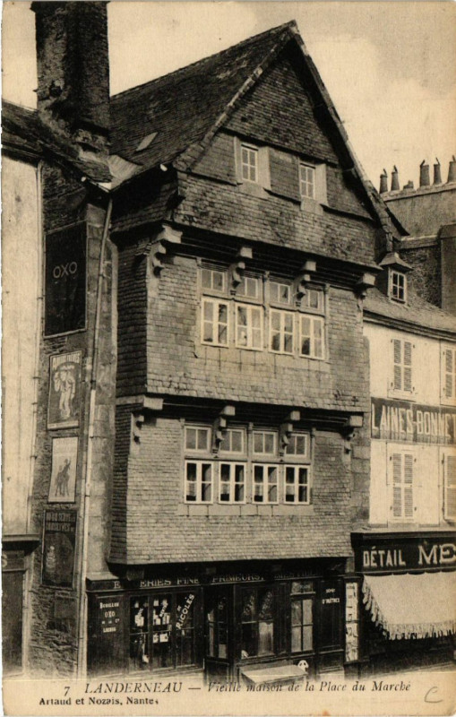 Carte postale ancienne Landerneau - Vieille maison de la Place du Marché à Landerneau