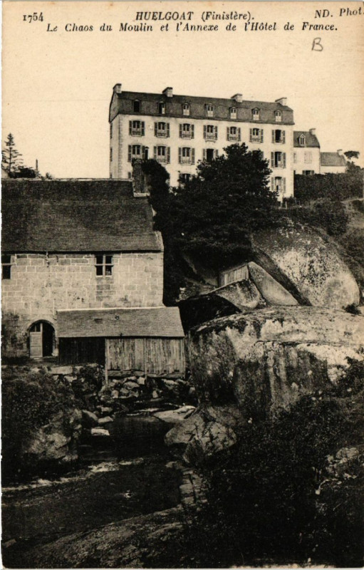 Carte postale ancienne Huelgoat (Fnistere) - Le Chaos du Moulin et l'Annexe de l'Hotel à Huelgoat