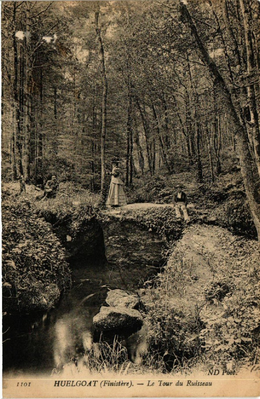 Carte postale ancienne Huelgoat (Finistere) - Le Tour du Ruisseau à Huelgoat