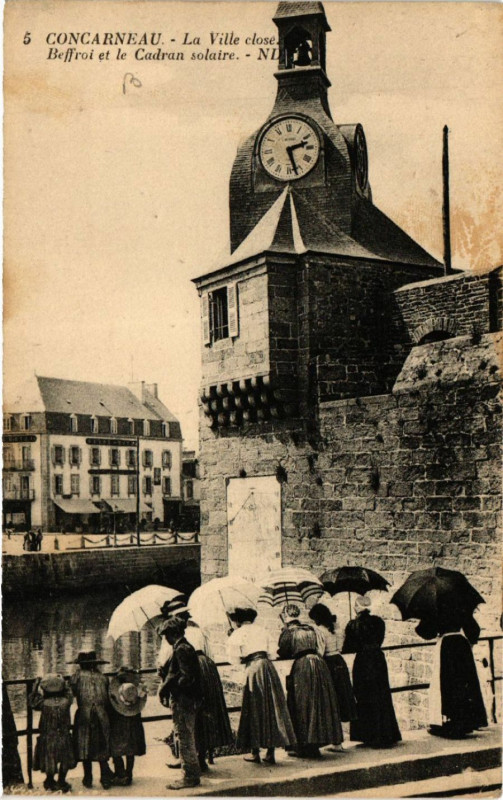 Carte postale ancienne Concarneau - La Ville close-Beffroi et le Cadran solaire à Concarneau