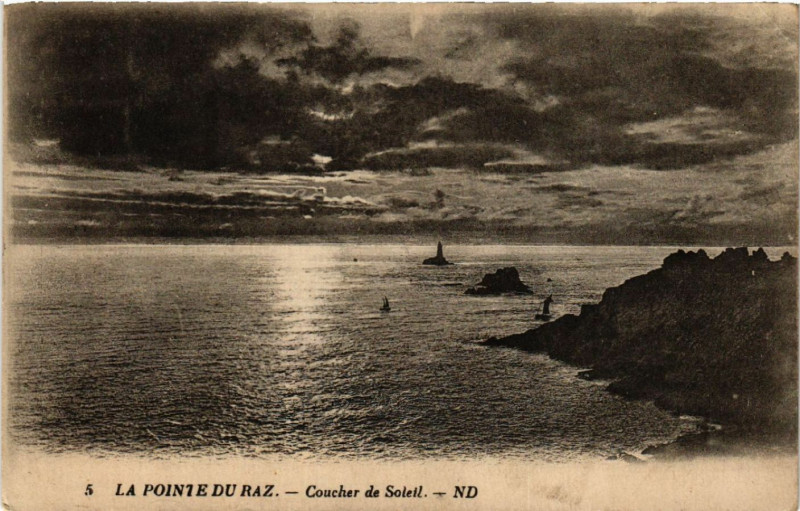 Carte postale ancienne La Pointe du Raz - Coucher de Soleil