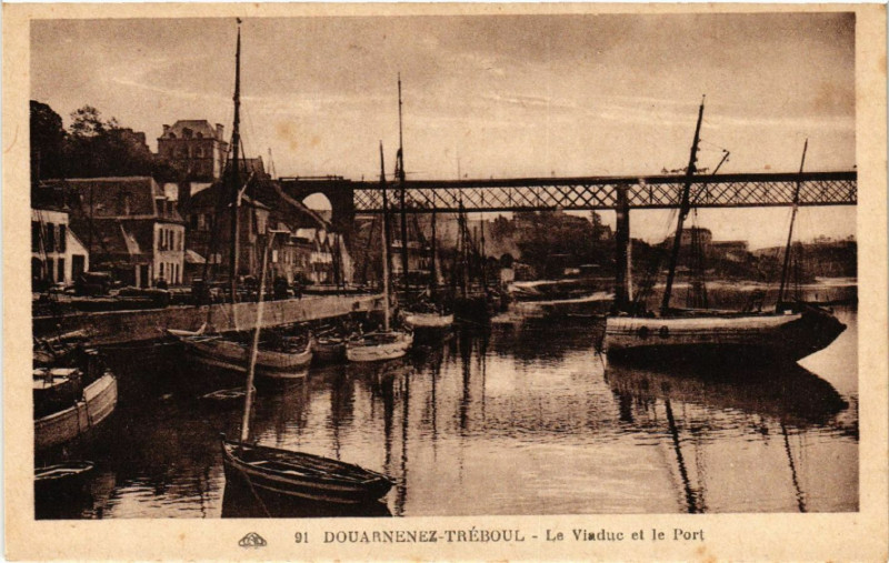 Carte postale ancienne Douarnenez - Treboul - Le Viaduc et le Port à Douarnenez