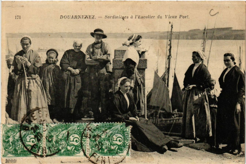 Carte postale ancienne Douarnenez - Sardinieres a l'Escalier du Vieux Port à Douarnenez
