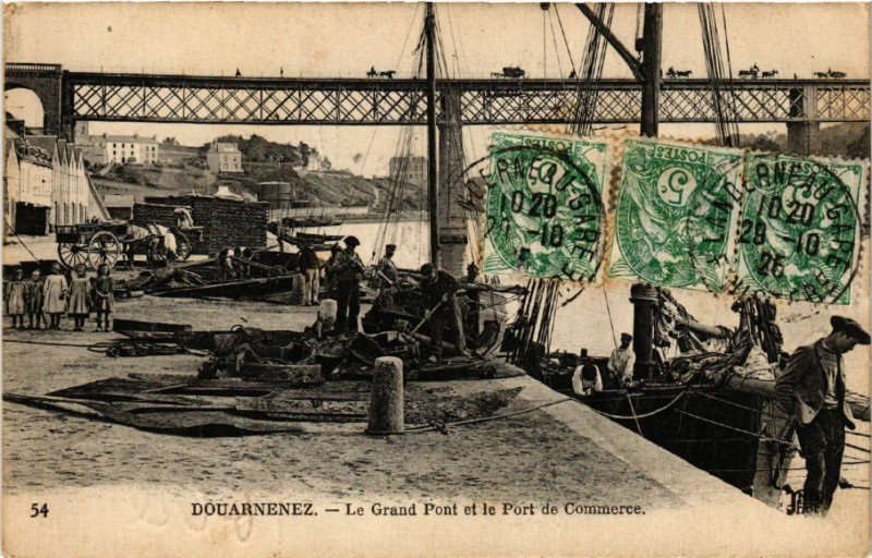 Carte postale ancienne Douarnenez - Le Grand Pont et le Port de Commerce à Douarnenez