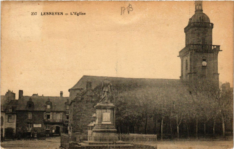 Carte postale ancienne Lesneven - L'Eglise à Lesneven