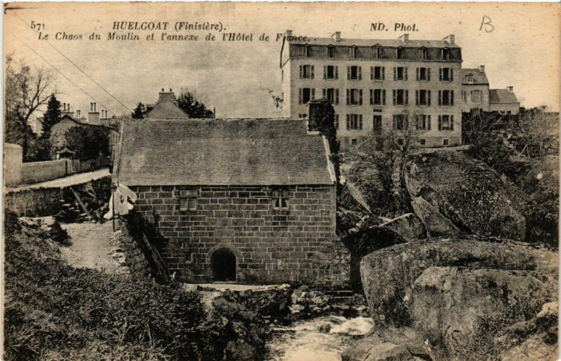Carte postale ancienne Huelgoat (Finistere) - Le Chaos du Mouin et l'annexe de l'Hotel... à Huelgoat