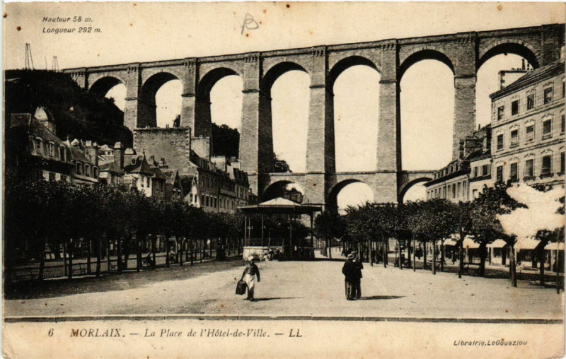 Carte postale ancienne Morlaix - La Place de l'Hotel-de-Ville à Morlaix