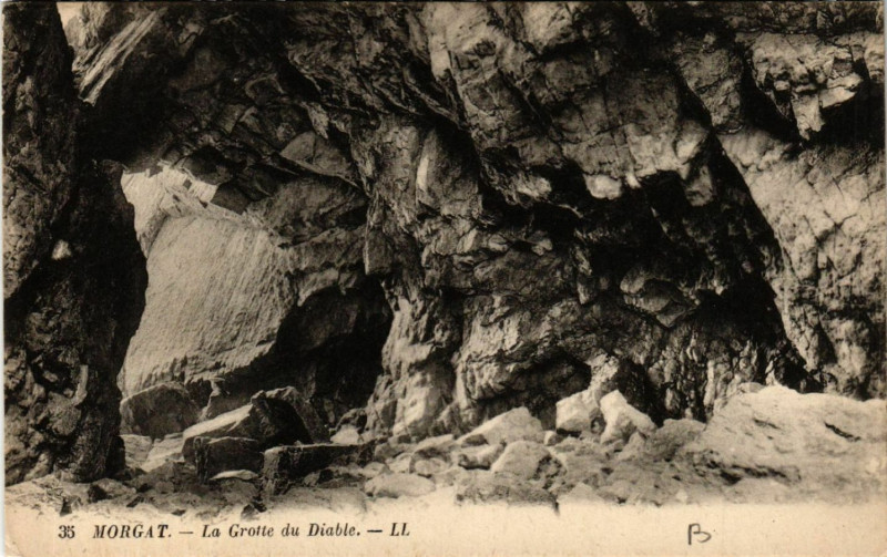 Carte postale ancienne Morgat - La Grotte du Diable