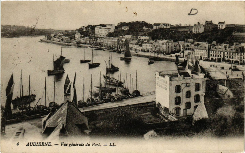 Carte postale ancienne Audierne - Vue générale du Port à Audierne