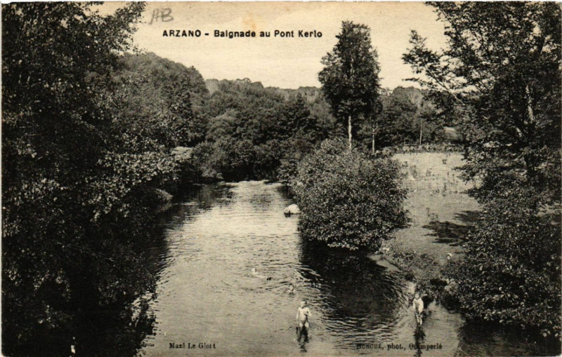 Carte postale ancienne Arzano - Baignade au Pont Kerlo à Arzano