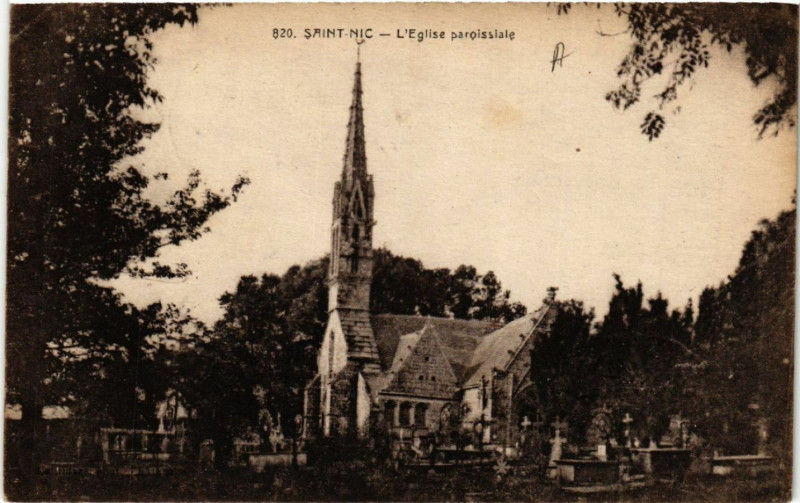 Carte postale ancienne Saint-Nic - L'Eglise paroissiale à Saint-Nic