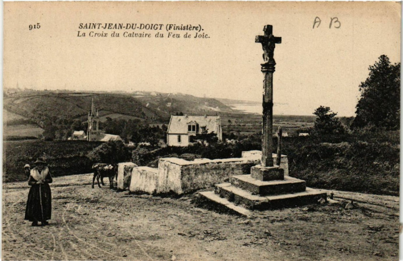 Carte postale ancienne Saint-Jean-du-Doigt (Finistere) - La Croix du Calvaire du Feu de... à Saint-Jean-du-Doigt