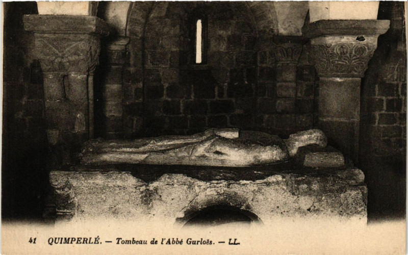 Carte postale ancienne Quimperle - Tombeau de l'Abbé Gurloes à Quimperlé