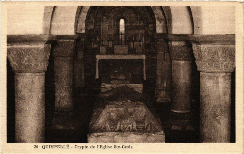 Carte postale ancienne Quimperle - Crypte de l'Eglise Ste-Croix à Quimperlé