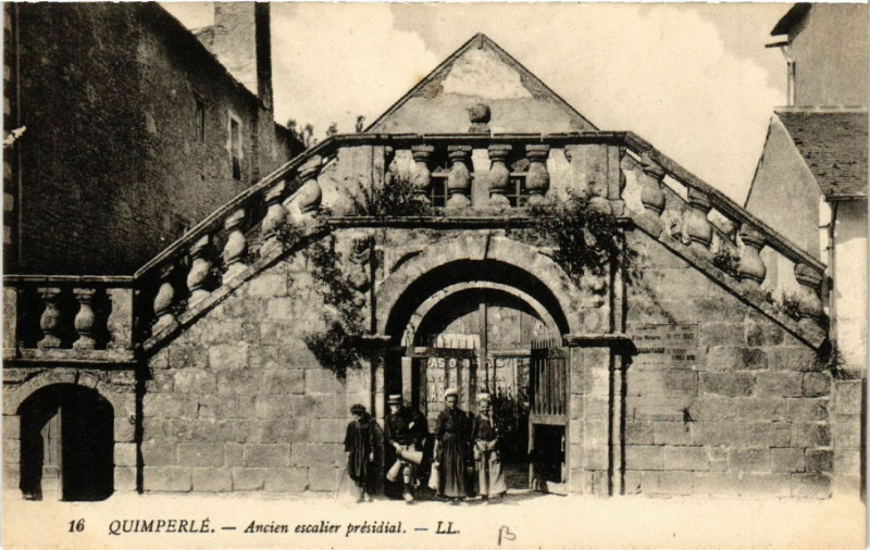 Carte postale ancienne Quimperle - Ancien escalier présidial à Quimperlé