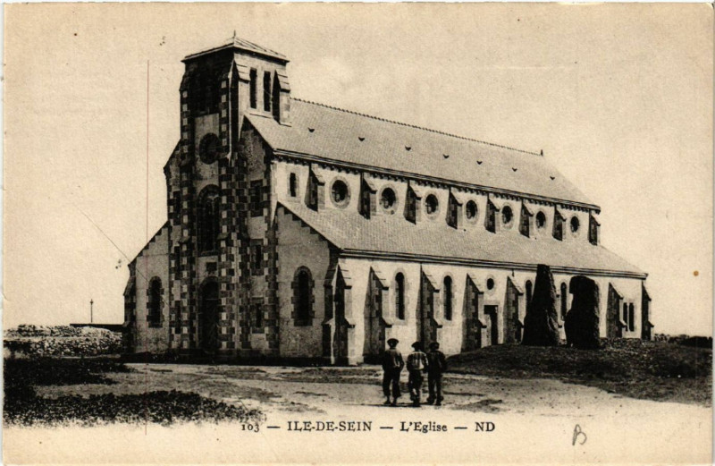 Carte postale ancienne Ile-de-Sein - L'Eglise à Île-de-Sein