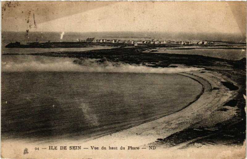 Carte postale ancienne Ile de Sein - Vue du haut du Phare à Île-de-Sein