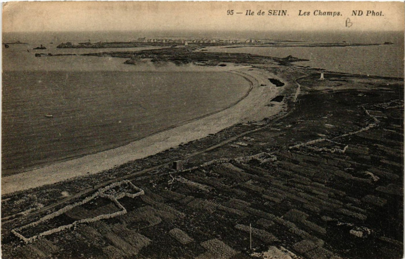 Carte postale ancienne Ile de Sein - Les Champs à Île-de-Sein