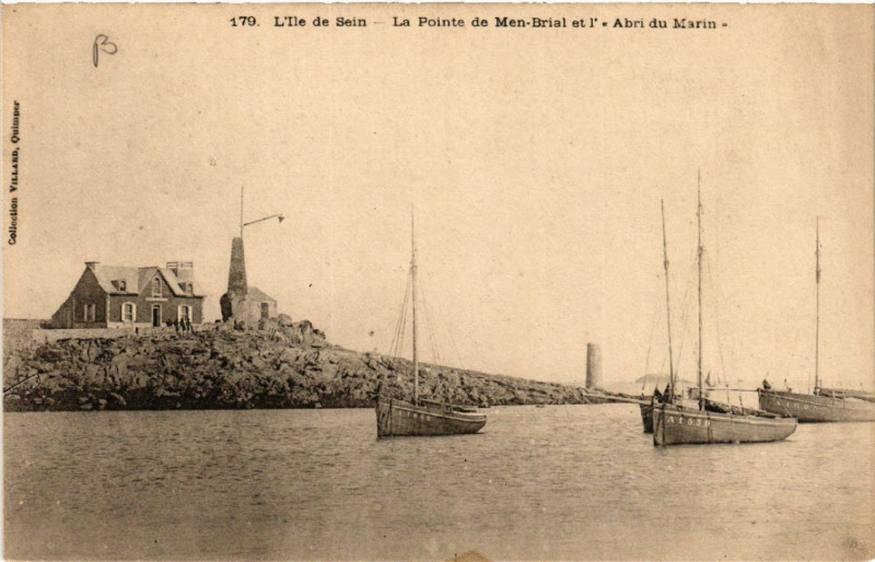 Carte postale ancienne Ile de Sein - La Pointe de Men-Brial et l' Abri du Marin à Île-de-Sein