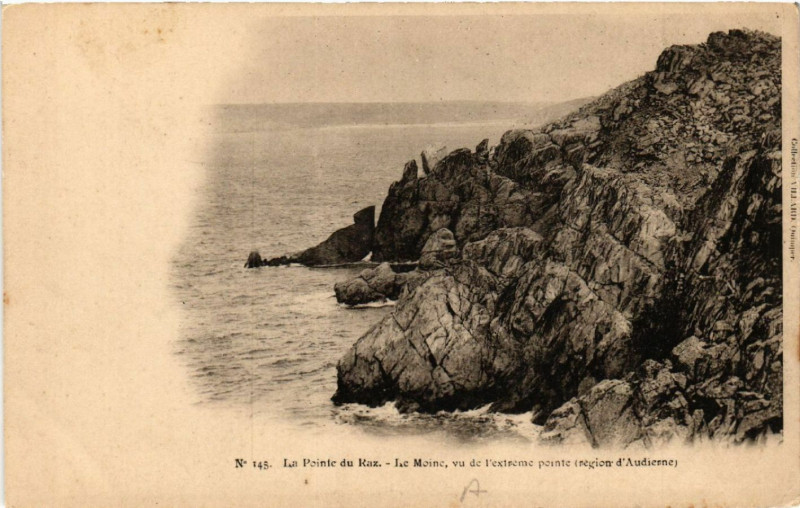 Carte postale ancienne La Pointe du Raz - Le Moine vu de l'ancienne pointe