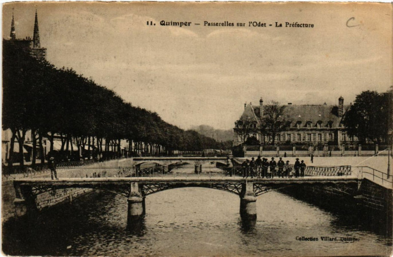 Carte postale ancienne Quimper - Passerelle sur l'Odet - La Préfecture à Quimper