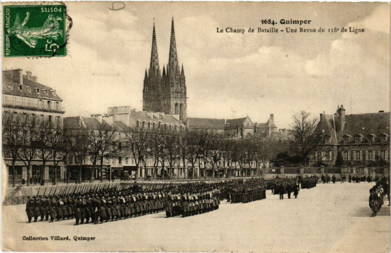 Carte postale ancienne Quimper - Le Champ de Bataille - Une Revue du 118* de Ligne à Quimper