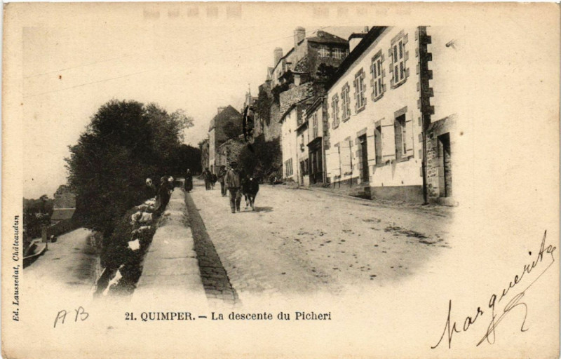 Carte postale ancienne Quimper - La descente du Picheri à Quimper