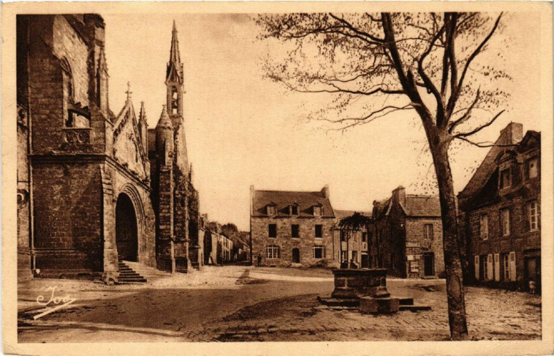 Carte postale ancienne Locronan Maisons des Xvi et Xvii siécles La Place (partie haute) à Locronan