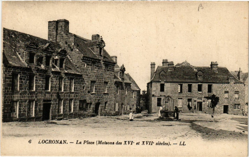 Carte postale ancienne Locronan - La Place (Maisons des Xvi et Xvii siécles) à Locronan