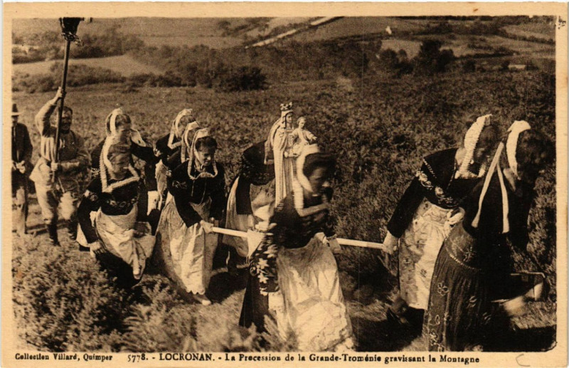 Carte postale ancienne Locronan - La Processions de la Grande-Troménie gravissant la à Locronan