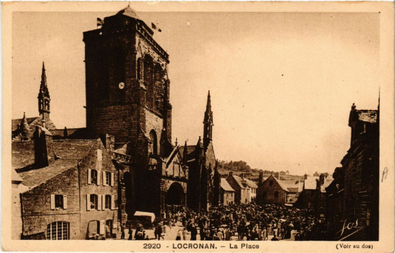 Carte postale ancienne Locronan - La Place à Locronan