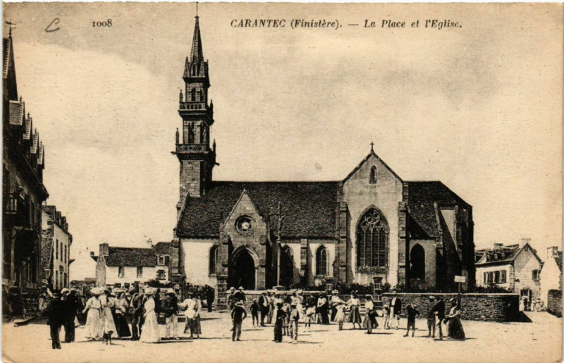 Carte postale ancienne Carantec (Finistere) - La Place et l'Eglise à Carantec
