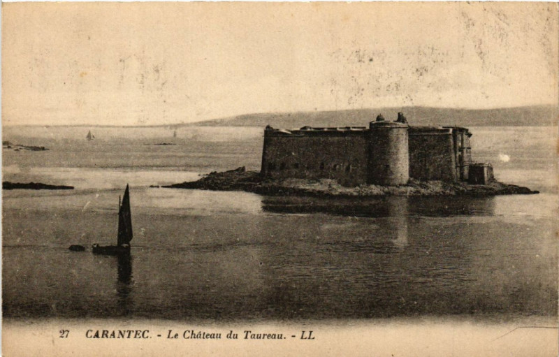 Carte postale ancienne Carantec - Le Chateau du Taureau à Carantec